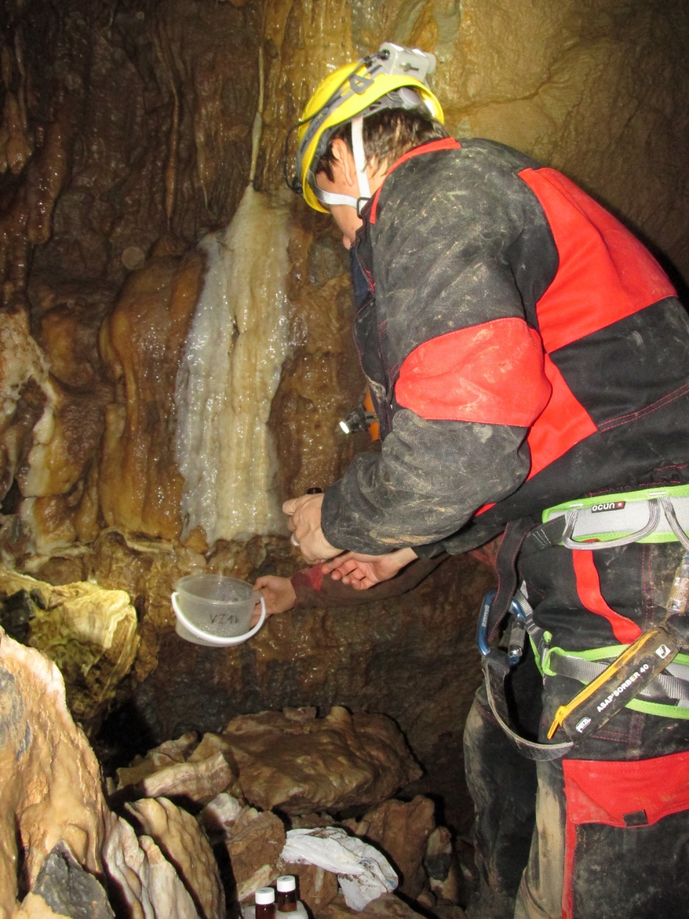 odběr skapových vod v Harbešské jeskyni