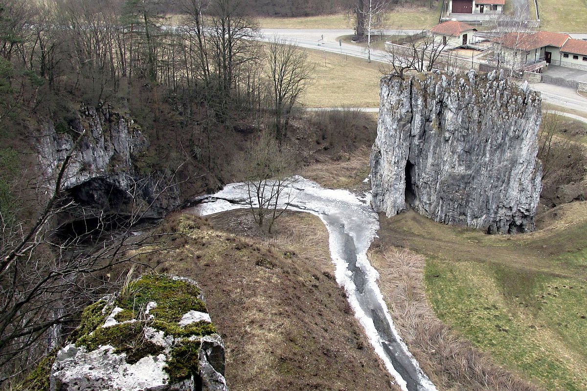 Skalní útvar Hřebenáč u vstupu do veřejnosti přístupných Sloupsko-šošůvských jeskyní.