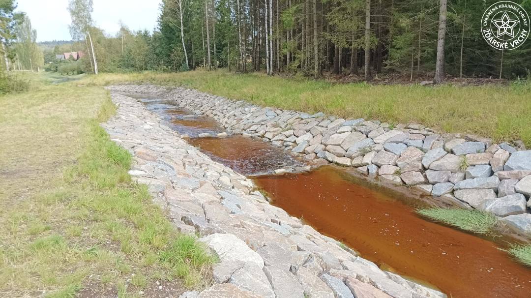 Obtok rybníka umožňující rybám migraci do horní části toku řeky Svratky.